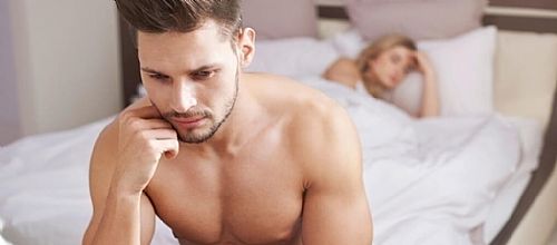 Você pode até se perguntar porque o homem broxa durante a transa e achar 
estranho, afinal: eles não estão sempre a fim?
Uma das principais dúvidas que muitas pessoas têm, está relacionada à ereção 
do homem – ou a falta dela durante o sexo. As mulheres costumar se auto 
questionar do “por que meu namorado broxou?”, pensando que houve algum problema 
com ela durante o momento. Para eles não é diferente, uma vez que um dos maiores 
medos deles é na hora o amigão dele o abandonar na hora H.
Para quem não sabe o que é broxar, isso acontece quando o homem não consegue 
ter uma ereção satisfatória, perde o ânimo e o tesão durante as